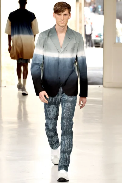 Look 18